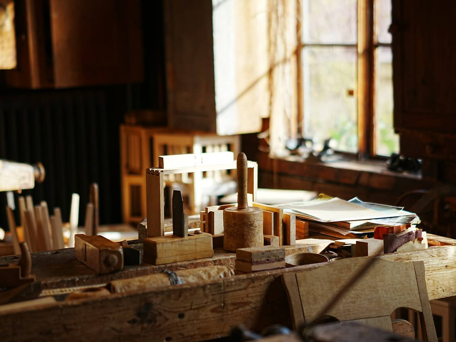 L’établi de l’atelier, ses rabots et un cadre assemblé, au soleil du matin
