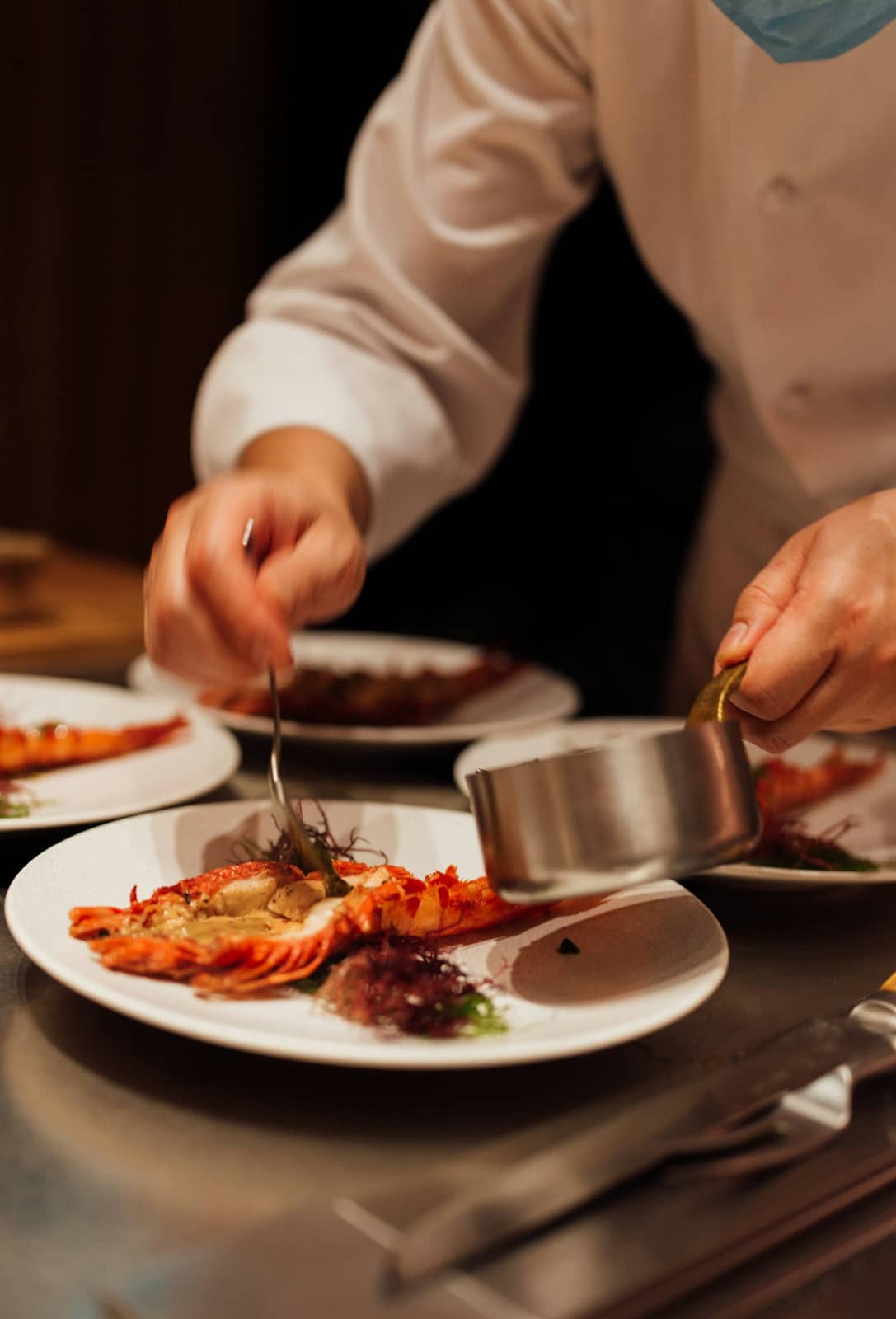 En cuisine, une assiette dressée juste avant le service