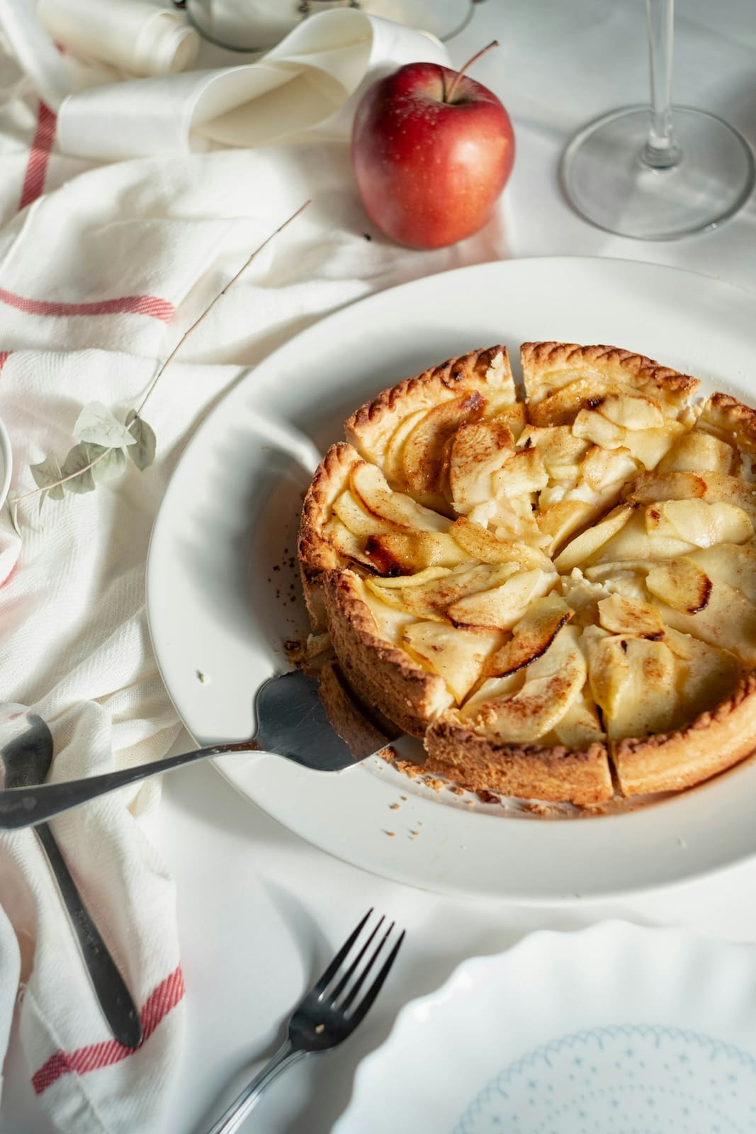 Une tarte aux pommes, la première part servie